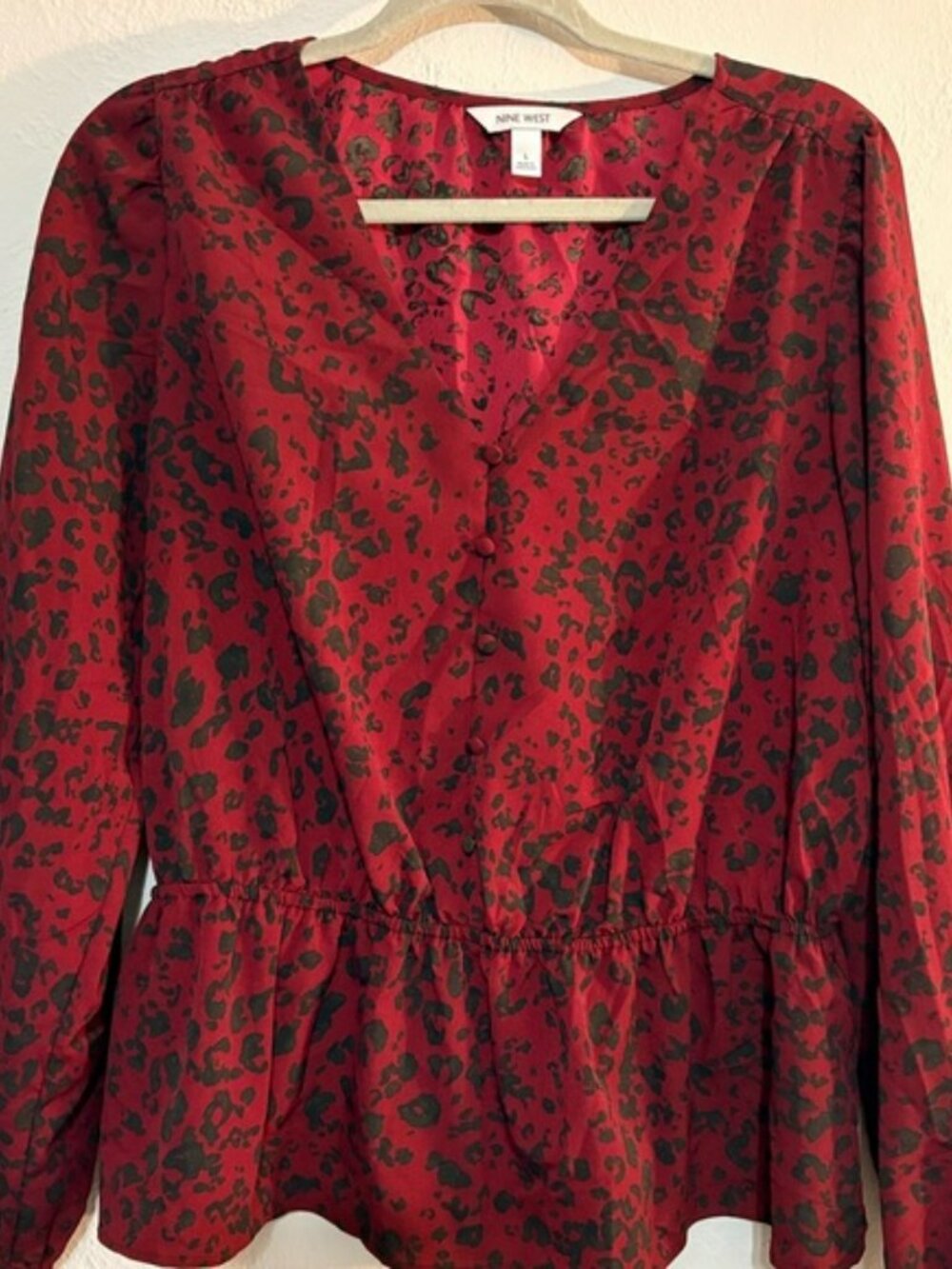 Nine West Women’s Cinched Waist V-Neck Blouse in Deep Red Cheetah Size Medium - Picture 8 of 9